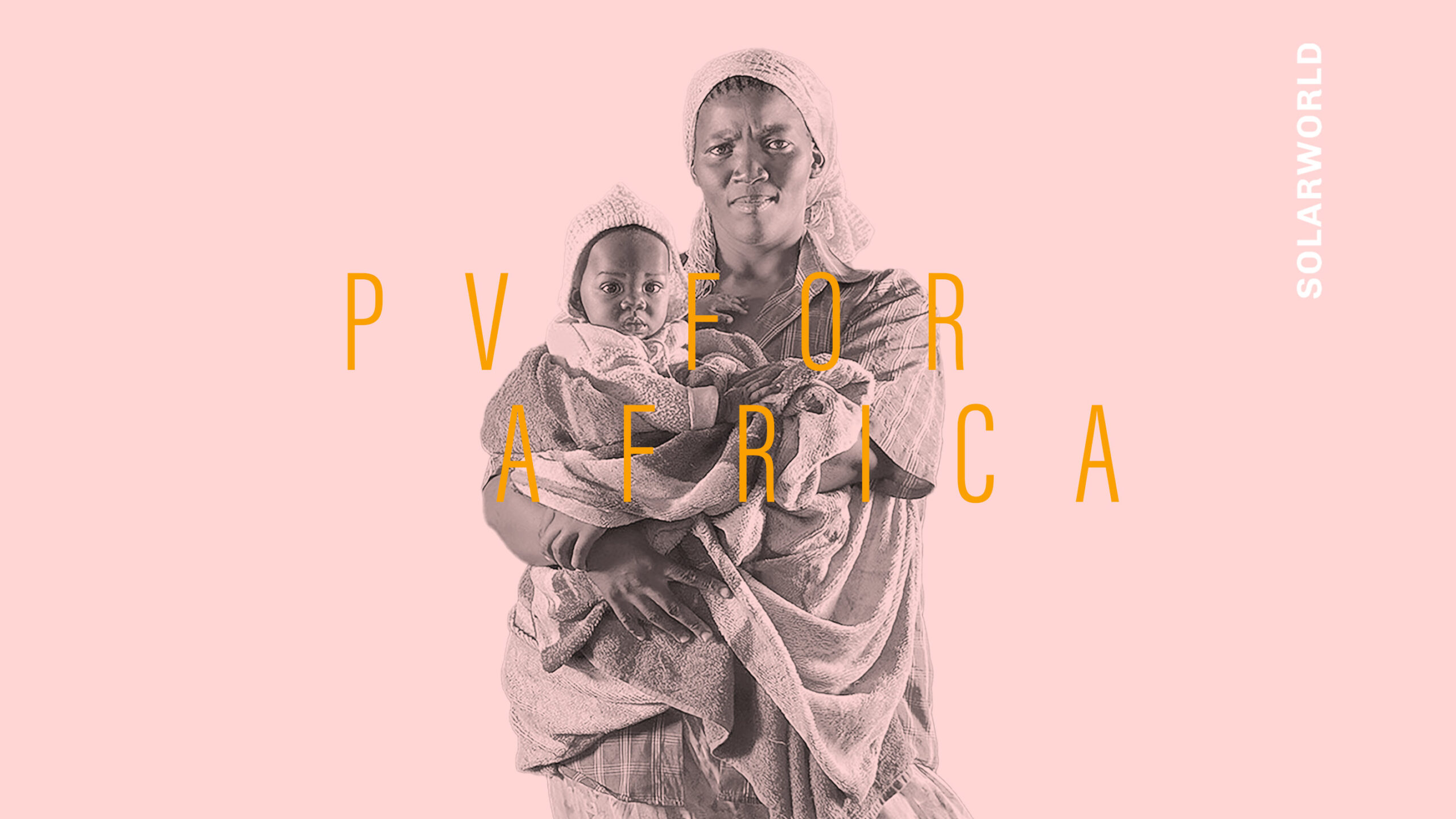 Eine afrikanische Frau mit einem Kind auf dem Arm. Darüber ein gelber Schriftzug "PV for Africa".