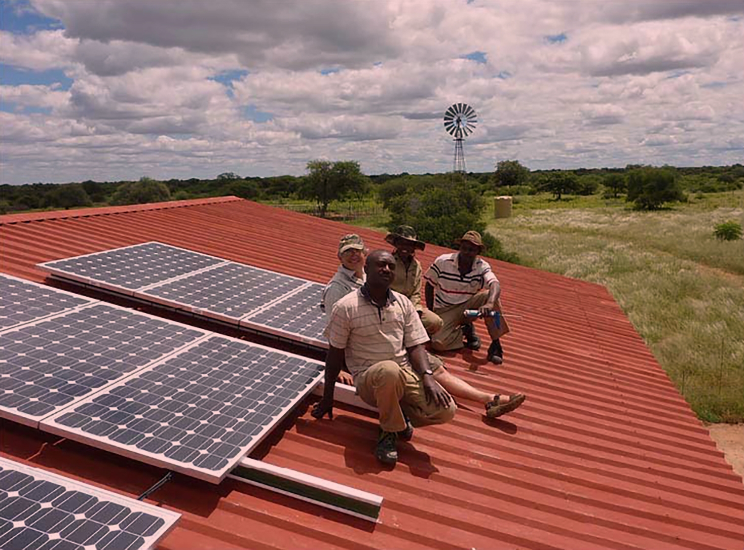 4 Männer auf einem Dach mit Photovoltaik