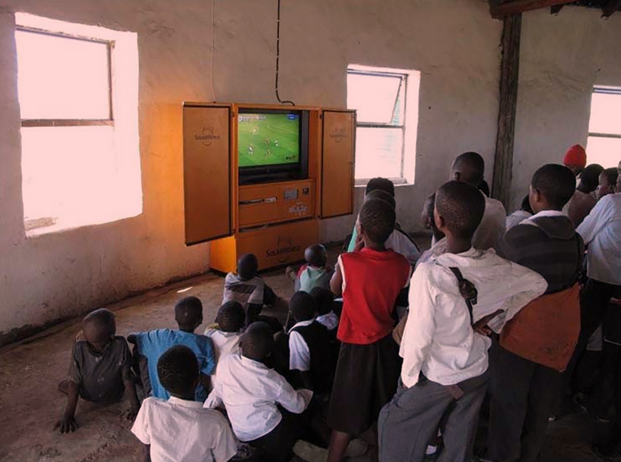 Viele afrikanische Kinder vor einem Fernseher