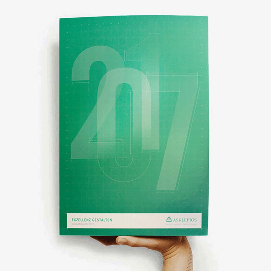 Das grüne Cover des Geschäftsberichts der Asklepios-Kliniken, präsentiert auf einer Hand. 