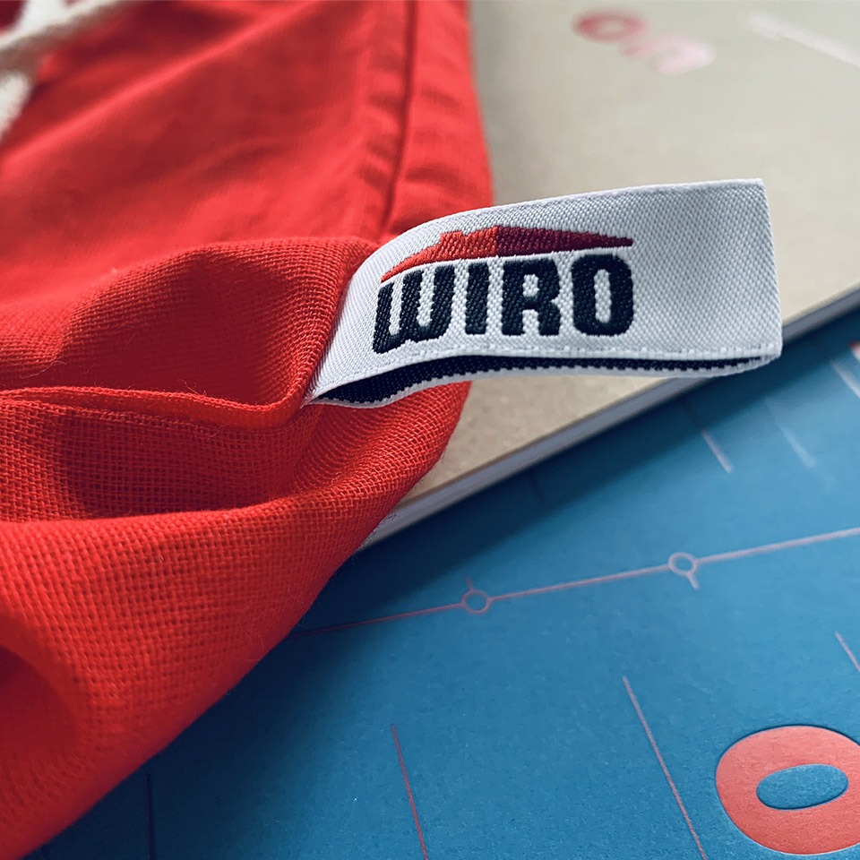 Detailaufnahme des Etiketts am Turnbeutel mit dem Logo von WIRO