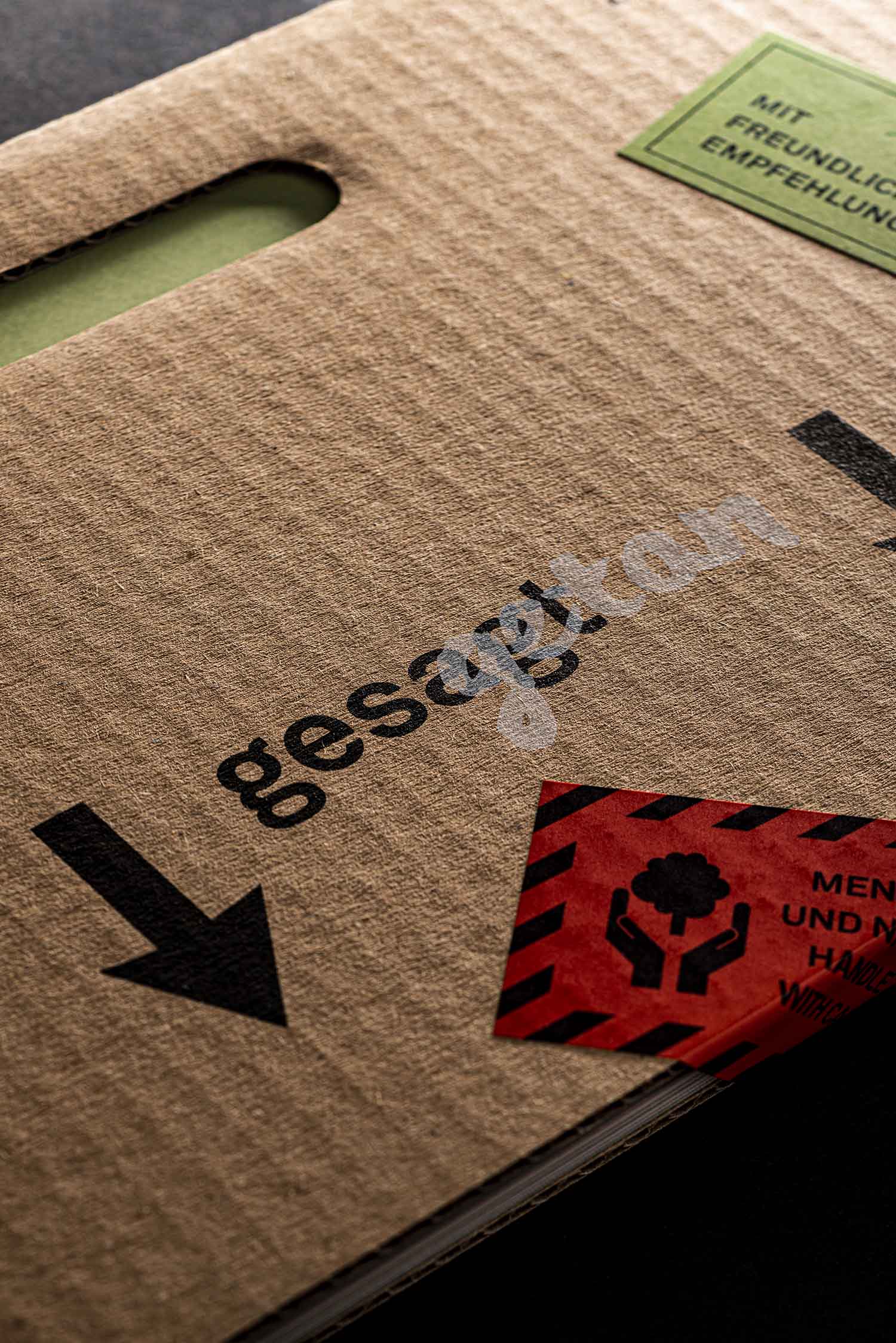 Buch mit einem Umschlag aus Wellpappe und Aufkleber als Verschlusselement. POALRWERK hat für die Kennzahlen von GEWOBA ein Design und Produktion für den CSR-Report übernommen.