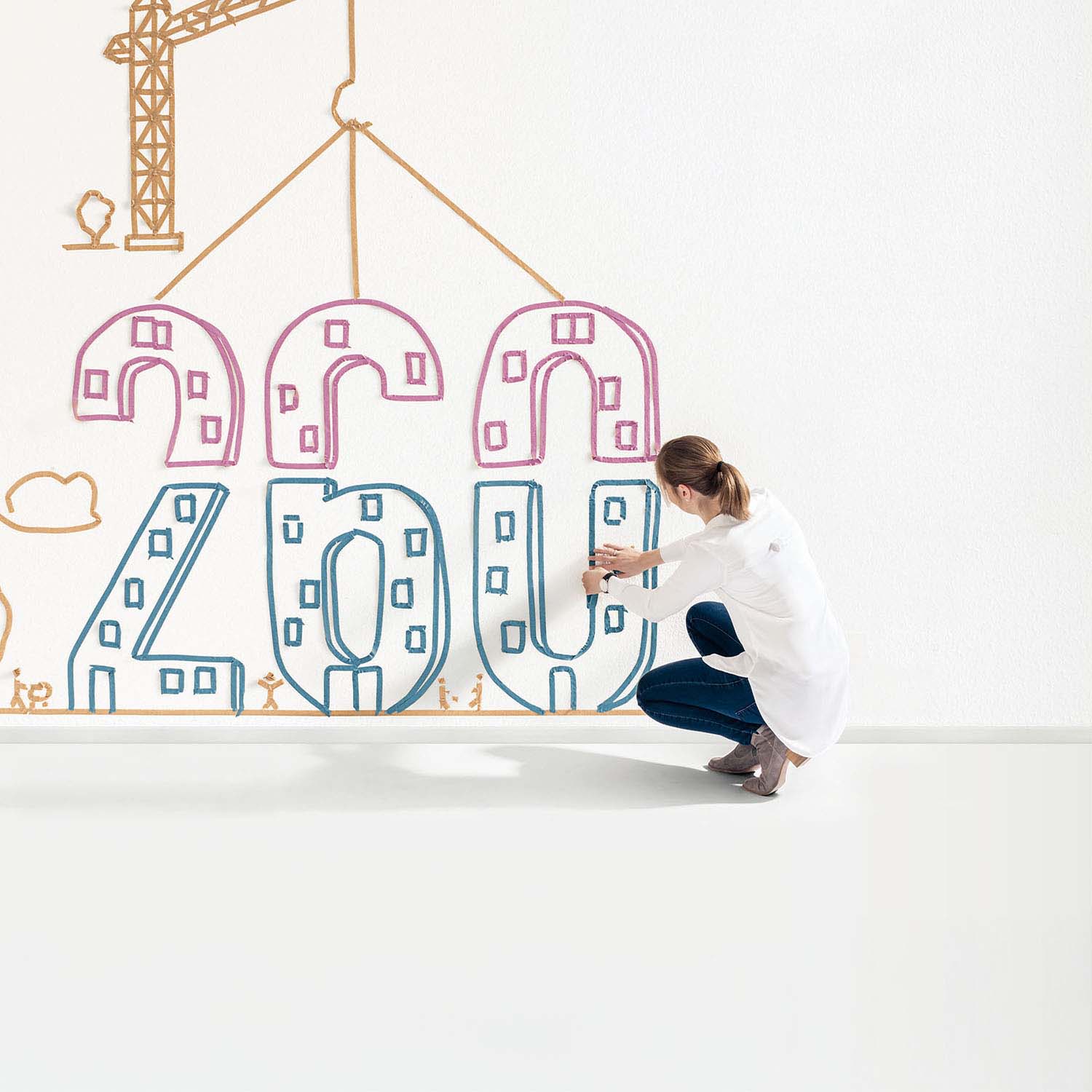 Für den GEWOBA Tätigkeitsbericht hat die POLARWERK Werbeagentur für Berichterstattung ein Buch geschaffen, dass mit Henkel, Kreppklebeband und Relieflack das tatkräftige Handwerkern des Immobilienunternehmens für de Leser spürbar macht.