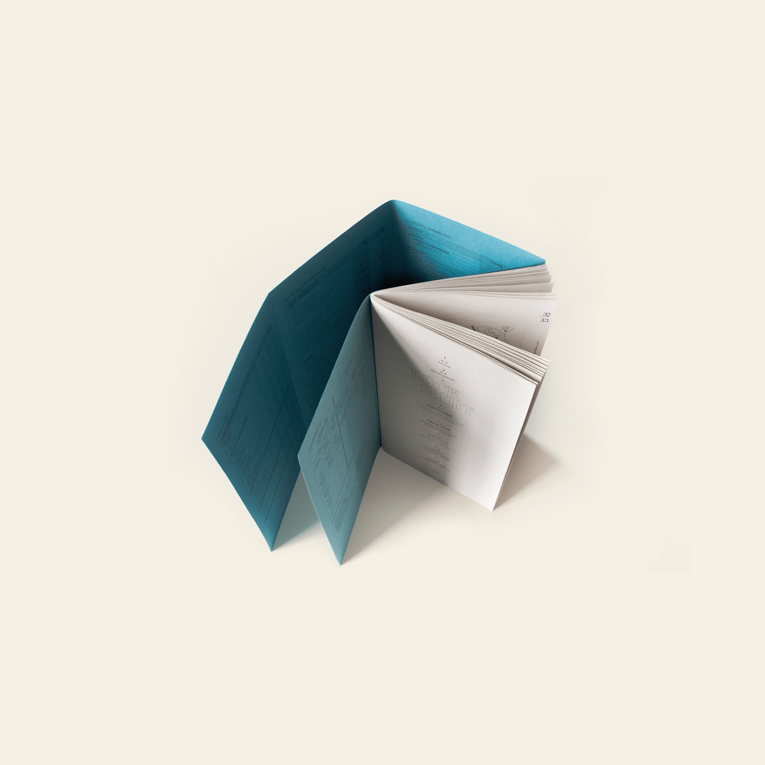 Umschlag und Innenseiten eines Geschäftsberichtes. POLARWERK Designagentur hat für den Tätigkeitsbericht von GEWOBA einen Broschüre, die von vorne und hinten gelesen werden kann, geschaffen.